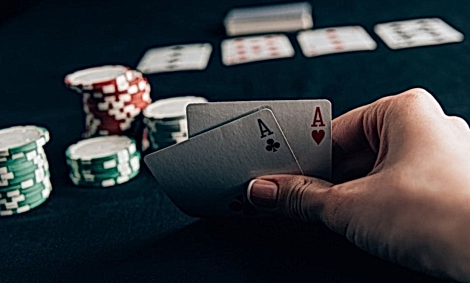 vrouw met speelkaarten van casino tafel